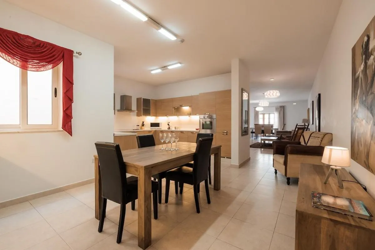 Larger Than Usual 3Bd Apartment Sliema 0*,